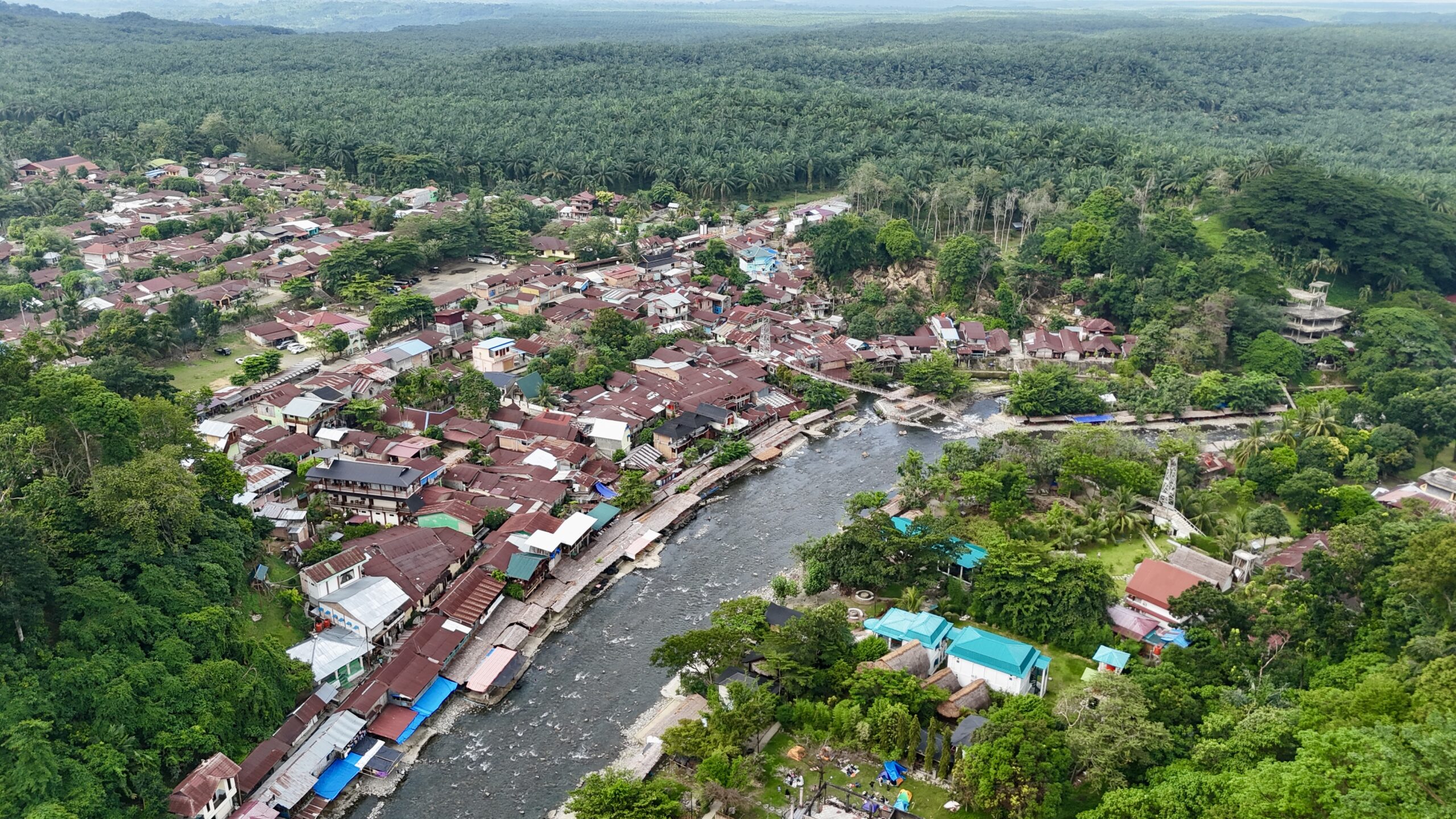 The small village of Bukit Lawang, located in Langkat Regency, North Sumatra, is the main gateway to Gunung Leuser National Park. The atmosphere here captures the charm of a riverside village surrounded by lush rainforest. orangutansumatratourandtrek/Arya